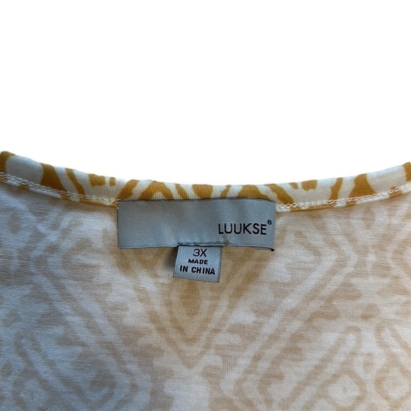 Luukse Button-Front V-Neck Peplum Top Yellow & White Abstract- Size 3X - Picture 3 of 9